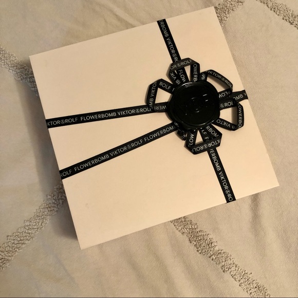 Viktor & Rolf Flowerbomb Perfume Set (Full Size and Travel) - Picture 2 of 2